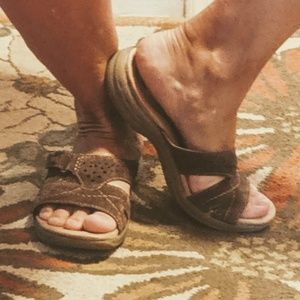 Like NEW Earth Origins Slide-On Sandals